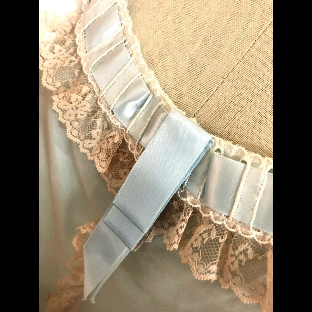 OOAK RARE VINTAGE LIKE NEW!! Blue Full Lace Robe and Gown Set - Picture 8 of 16
